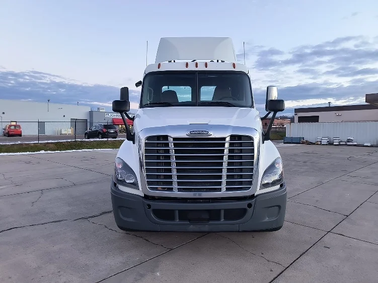 2019 Freightliner Cascadia - image 2