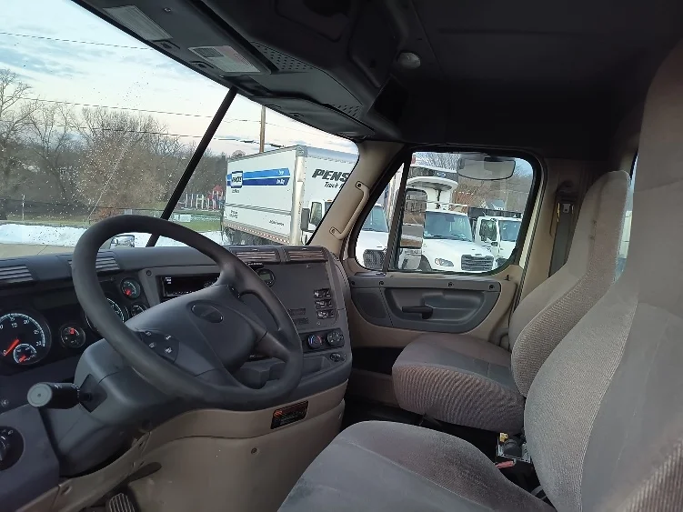 2019 Freightliner Cascadia - image 10