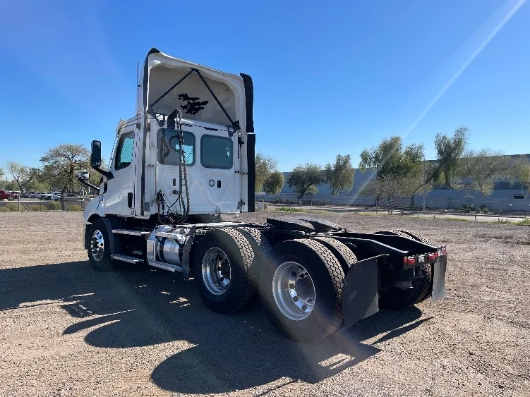 2021 Freightliner Cascadia in Phoenix, AZ — photo 5