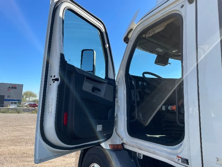 2021 Freightliner Cascadia in Phoenix, AZ — photo 9