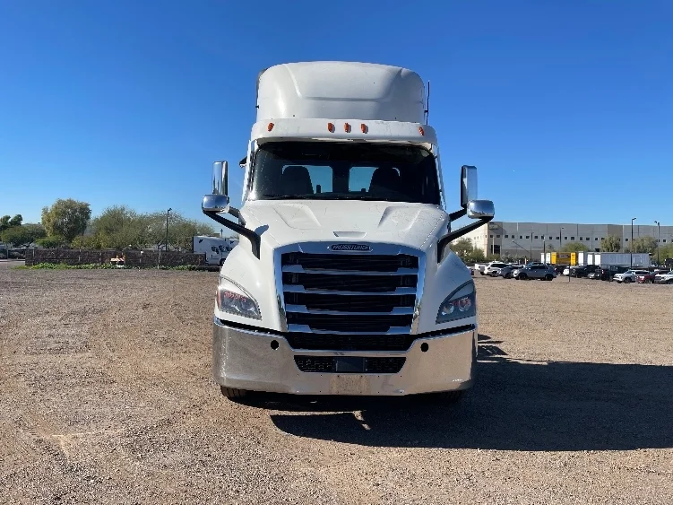 2021 Freightliner Cascadia in Phoenix, AZ — photo 2