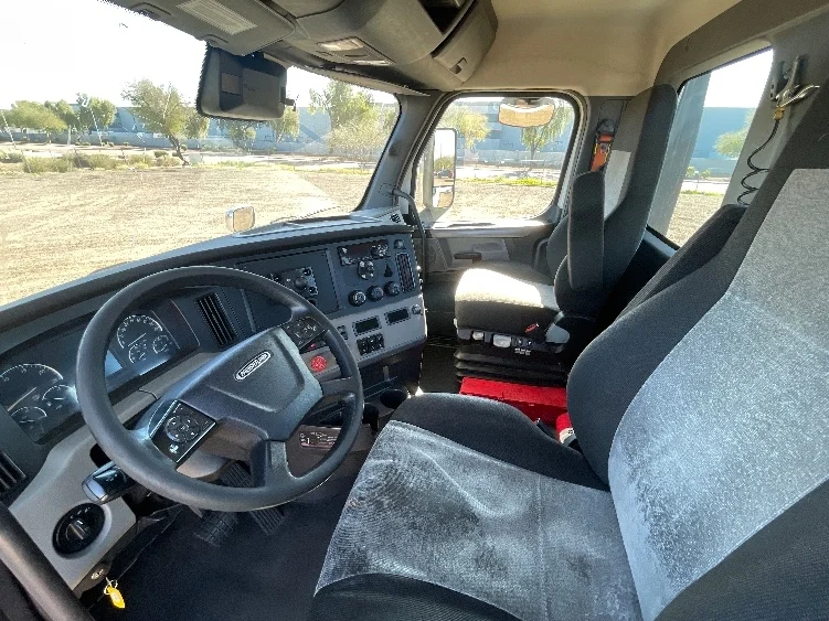 2021 Freightliner Cascadia in Phoenix, AZ — photo 10