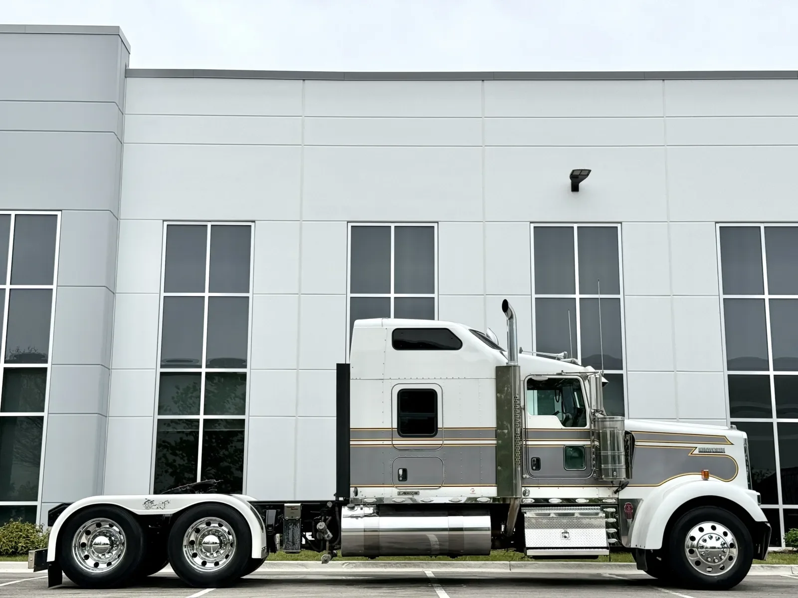 2015 Kenworth W900 in New Lenox, IL — photo 3