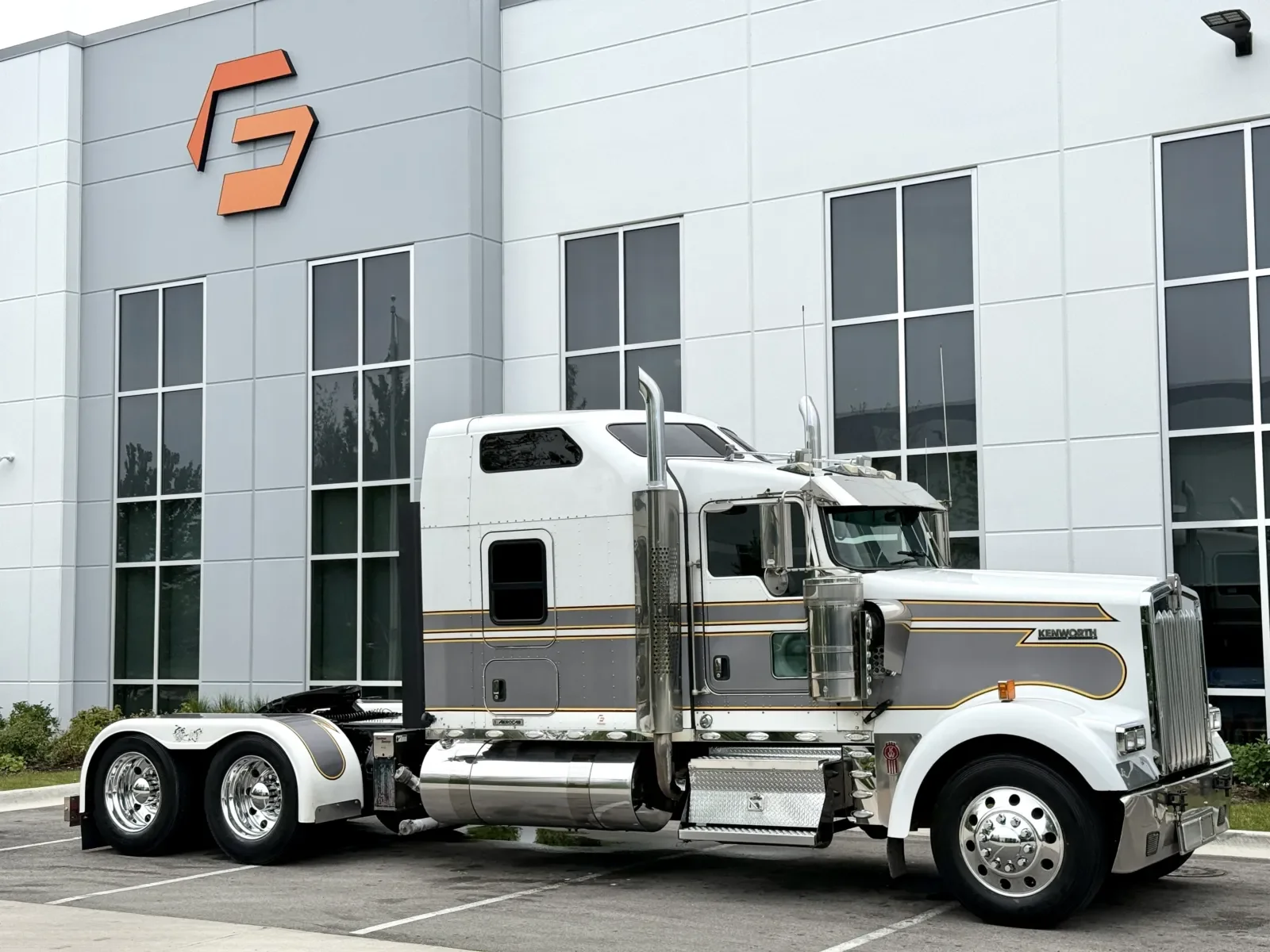 2015 Kenworth W900 in New Lenox, IL — photo 2