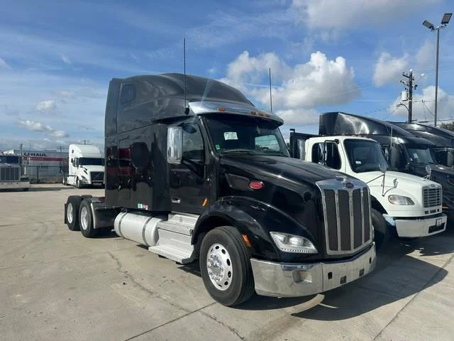 2022 Peterbilt 579 — photo 2