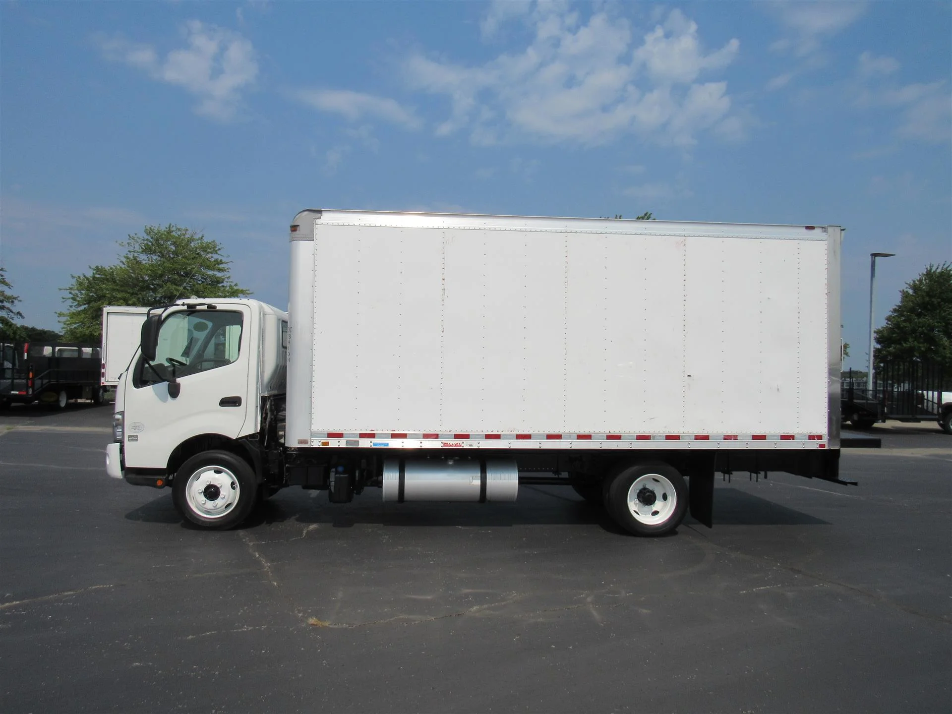 2018 Hino 195 in Kansas City, MO — photo 2