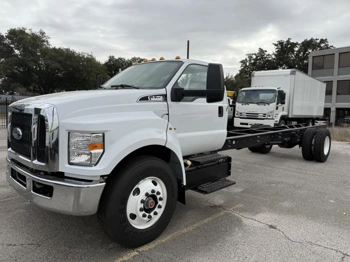 2027 Ford F-750 — photo 2