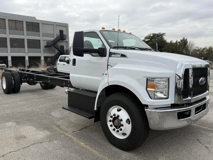 2027 Ford F-750 — photo 8