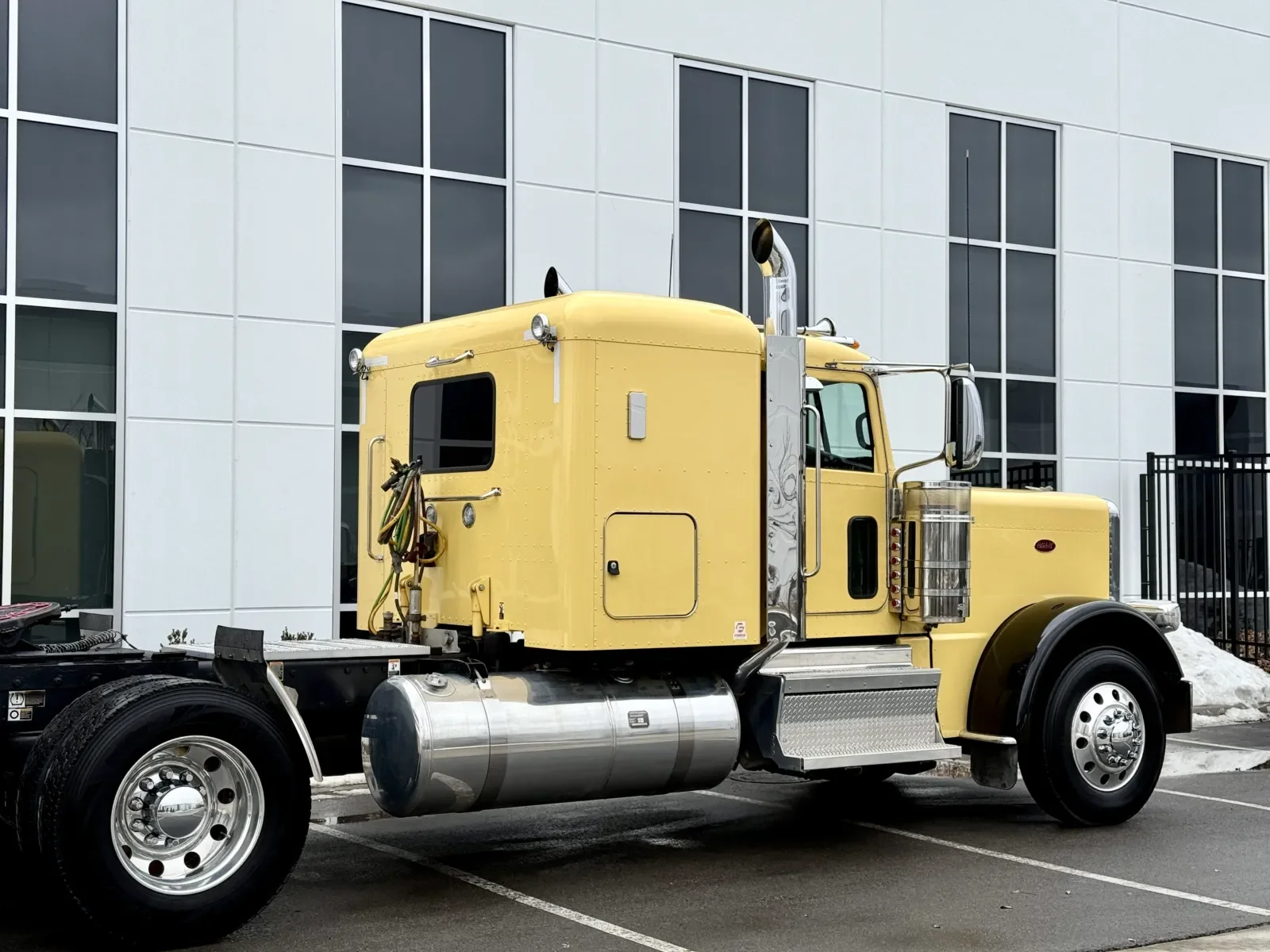 2023 Peterbilt 389 - image 7