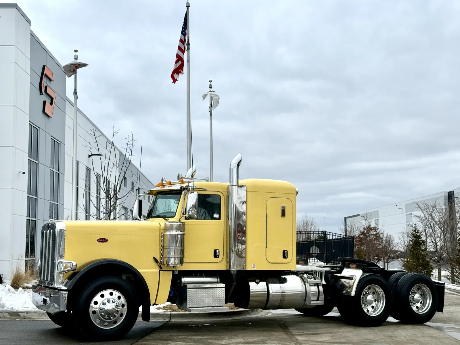 2023 Peterbilt 389 in New Lenox, IL