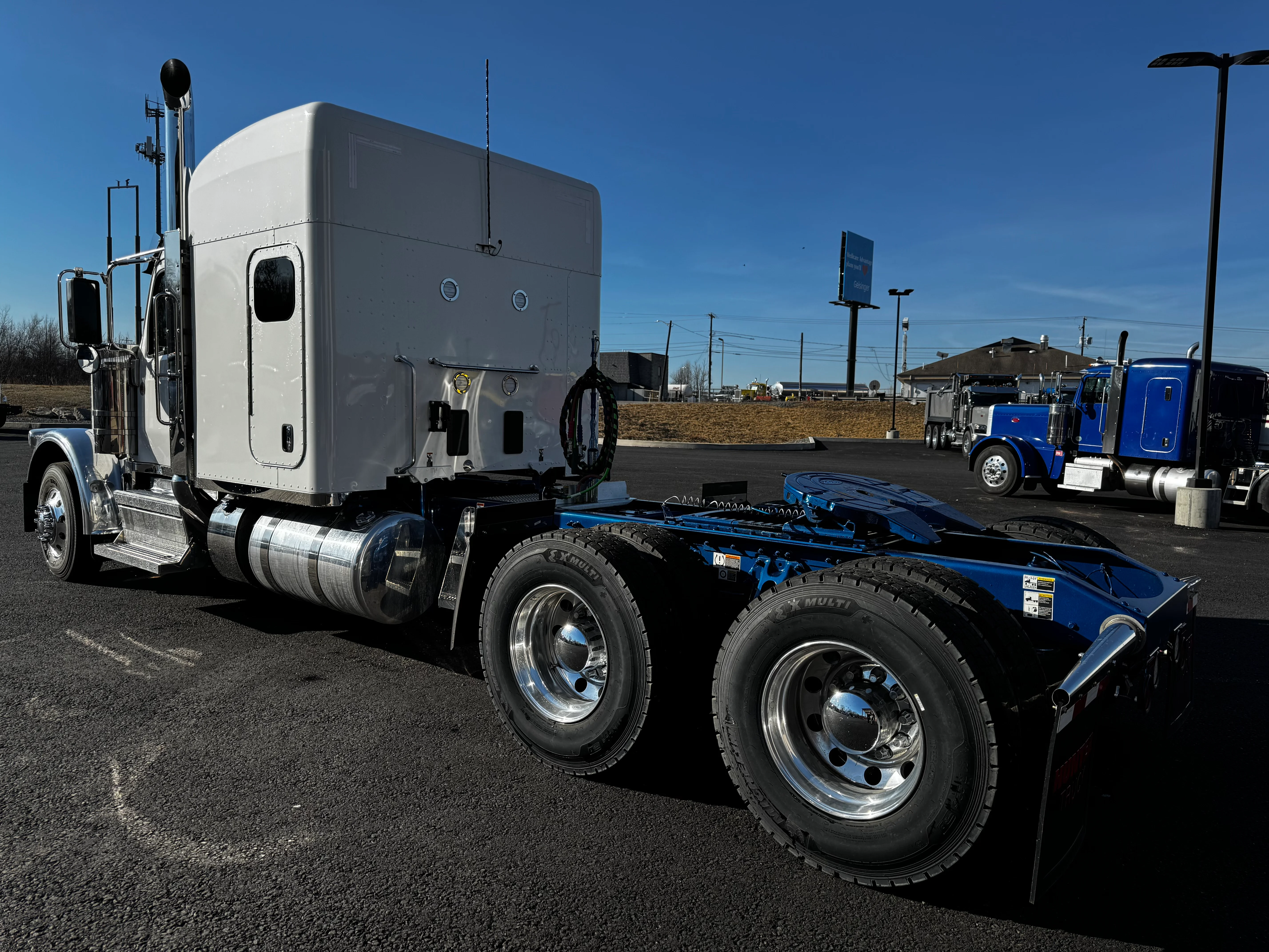 2025 Peterbilt 589 - image 2
