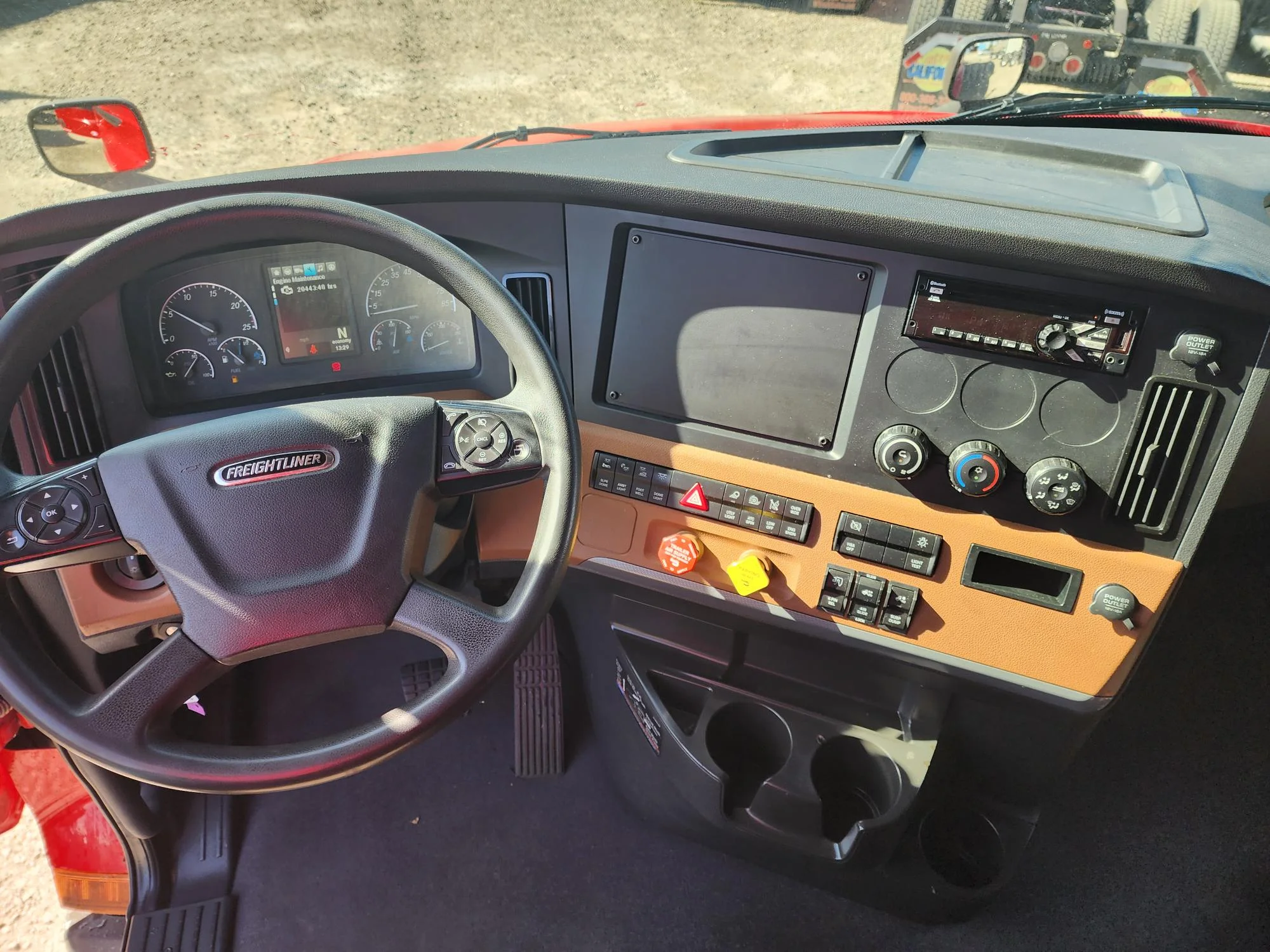 2020 Freightliner Cascadia in French Camp, CA — photo 15