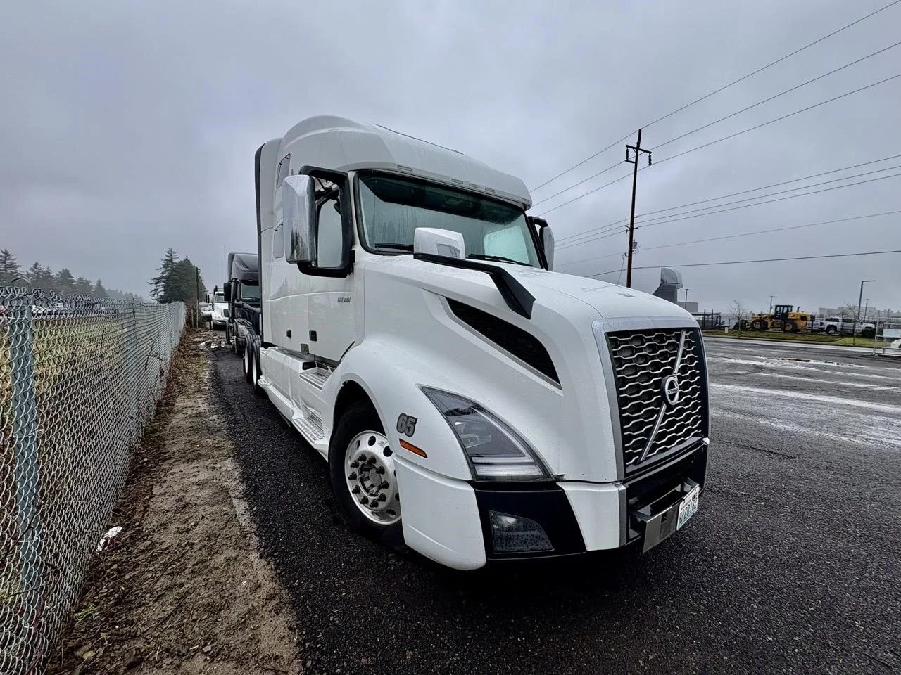 2020 Volvo VNL 760 - image 2