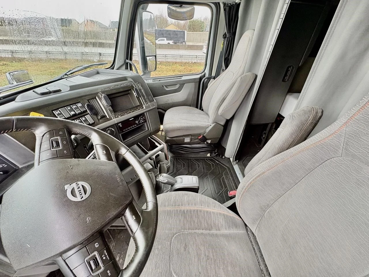 2020 Volvo VNL 760 - image 5