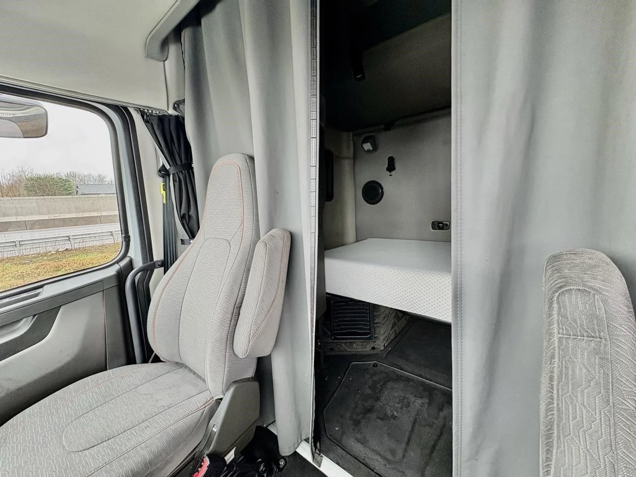 2020 Volvo VNL 760 - image 6