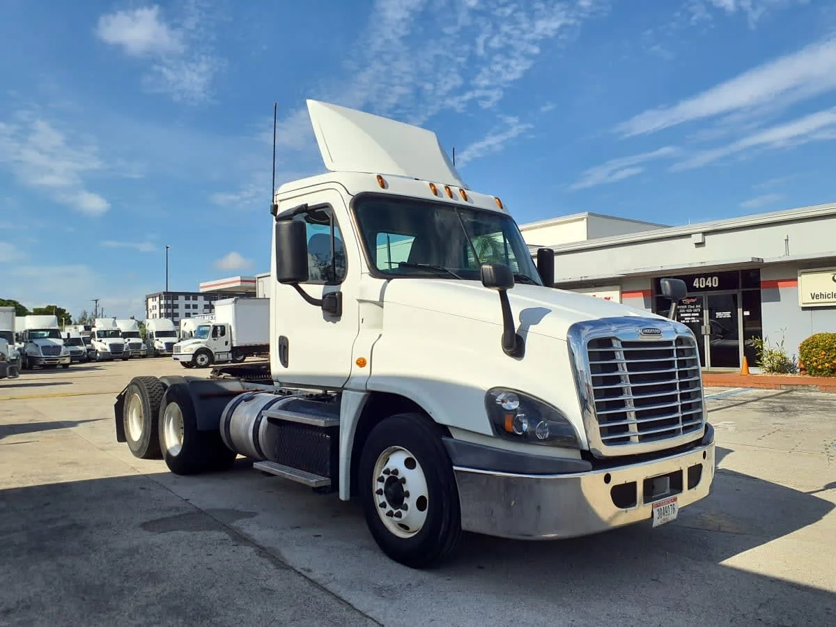 2019 Freightliner Cascadia in Miami, FL — photo 3