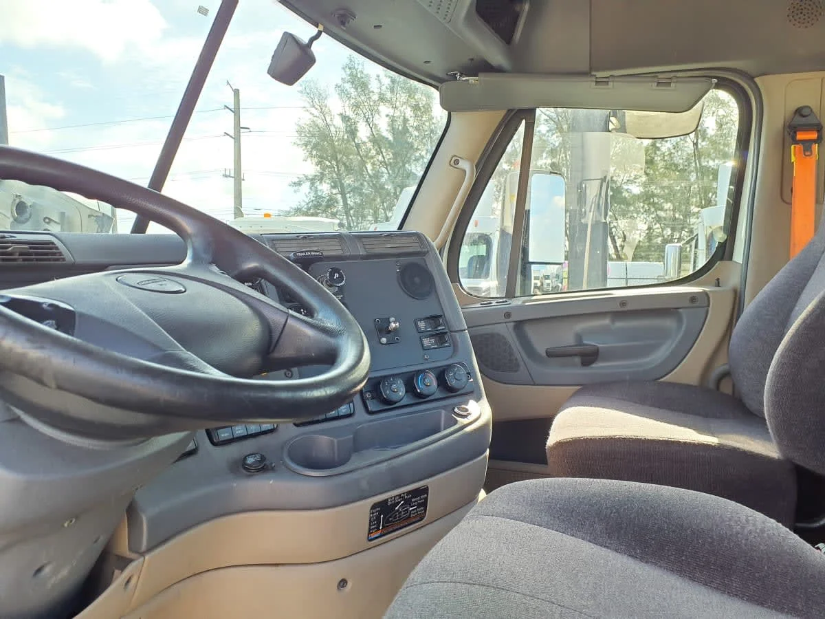 2019 Freightliner Cascadia in Miami, FL — photo 7