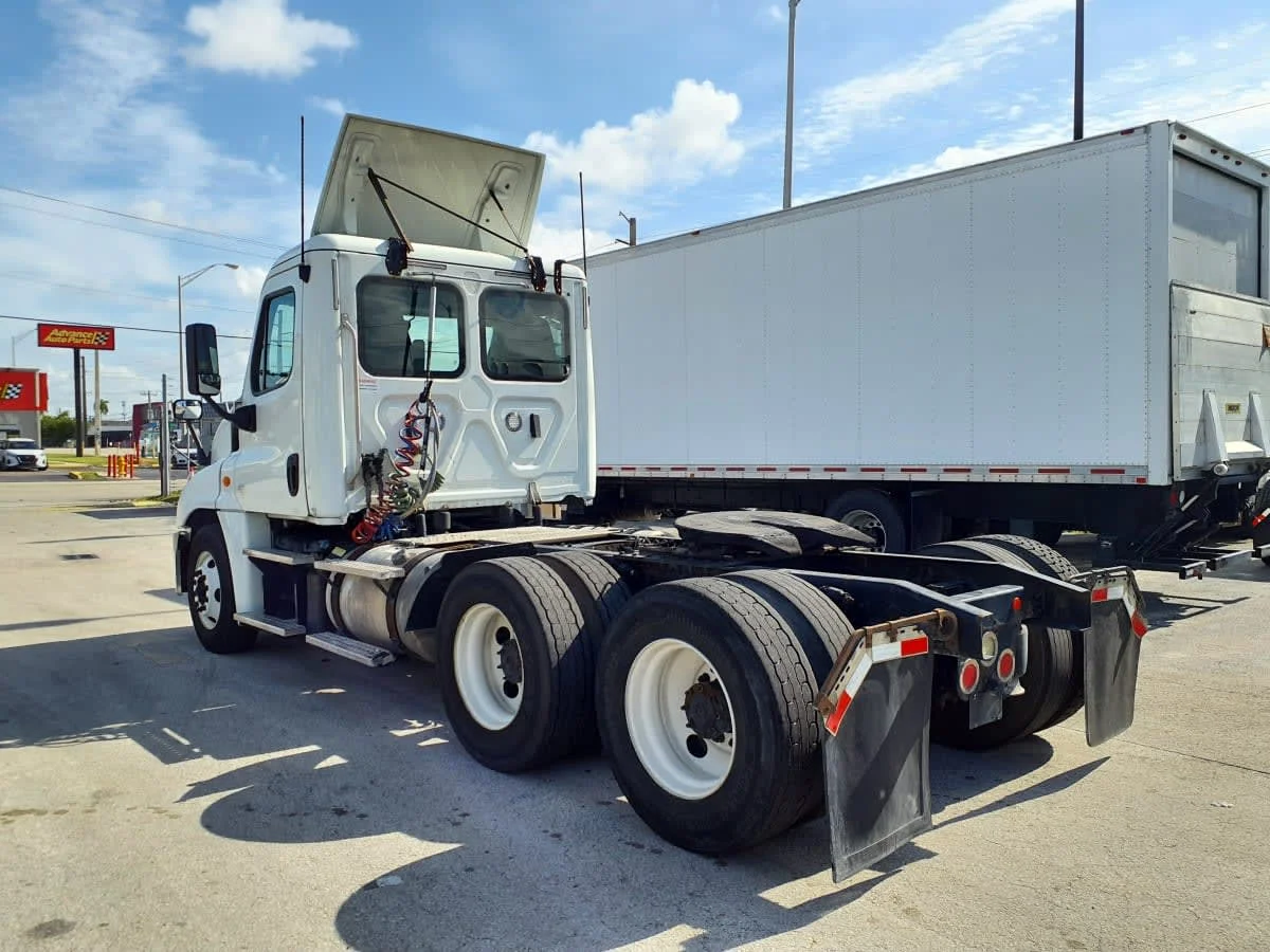 2019 Freightliner Cascadia in Miami, FL — photo 6