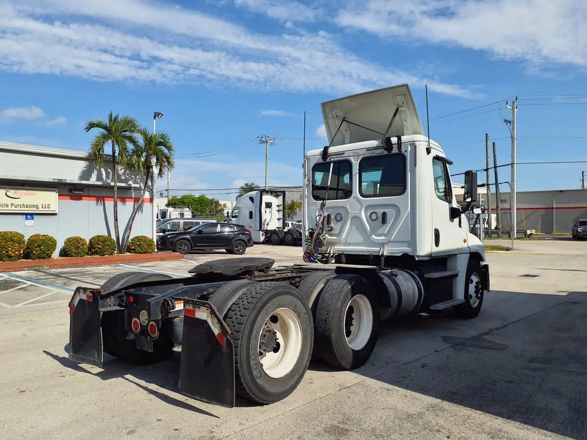 2019 Freightliner Cascadia in Miami, FL — photo 4