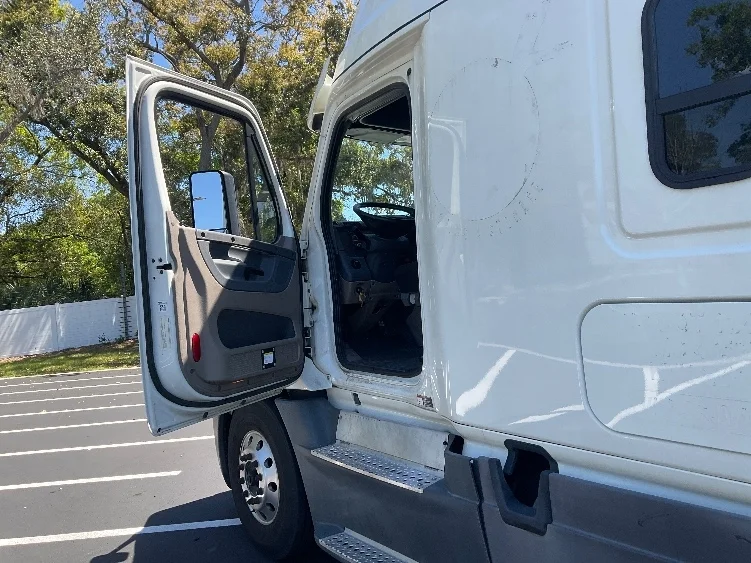 2018 Freightliner Cascadia - image 9