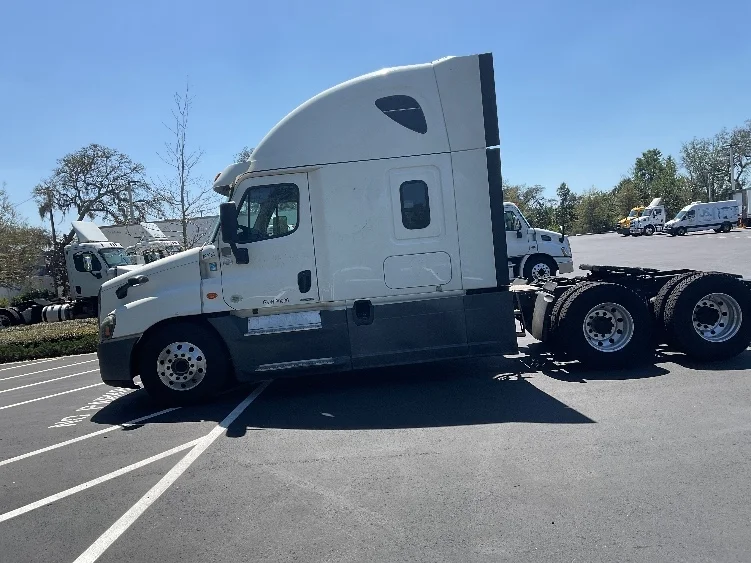 2018 Freightliner Cascadia - image 4
