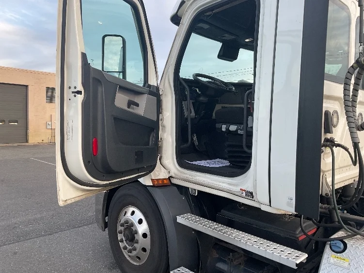 2021 Freightliner Cascadia - image 9