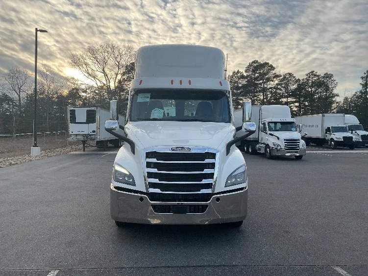 2021 Freightliner Cascadia - image 2