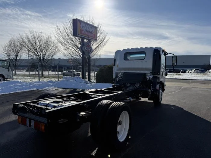 2025 Isuzu NRR in Columbus, OH — photo 4