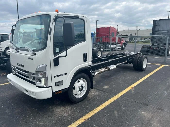 2025 Isuzu NRR in Columbus, OH — photo 2