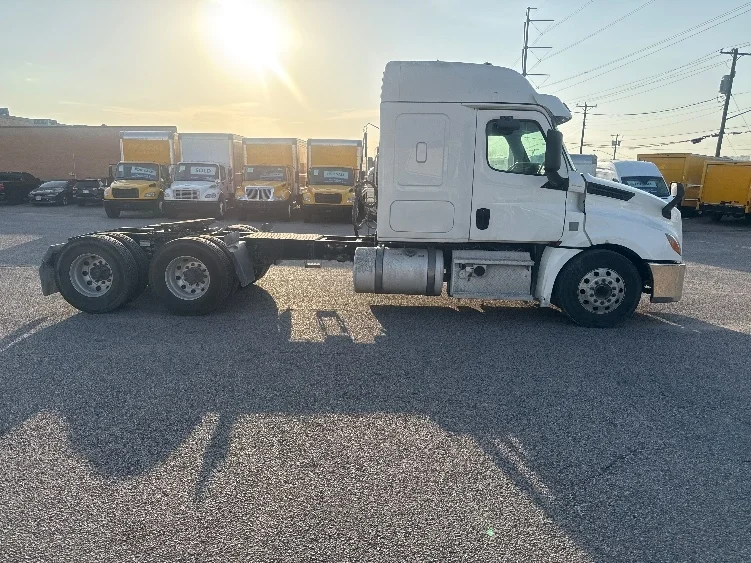 2020 Freightliner Cascadia in Dallas, TX — photo 8