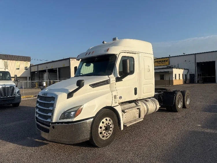 2020 Freightliner Cascadia in Dallas, TX — photo 3