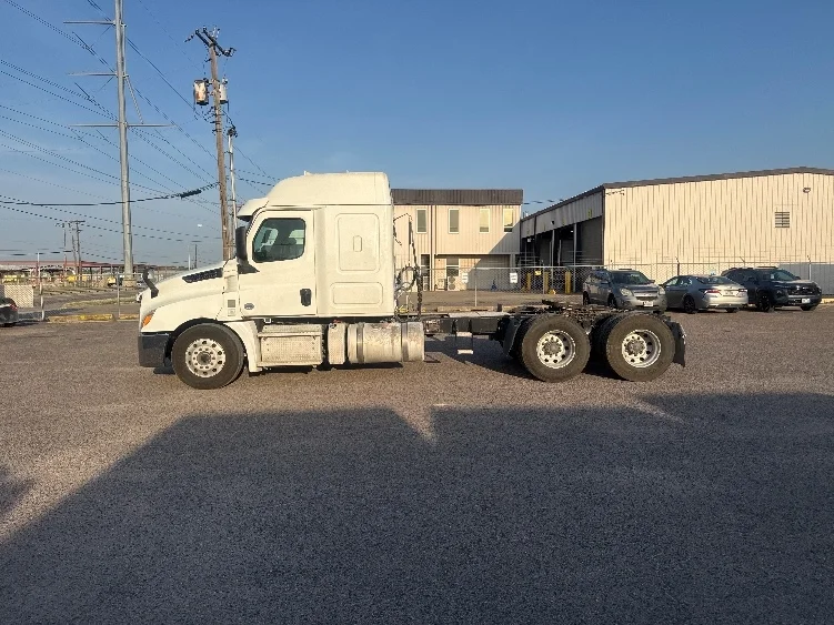 2020 Freightliner Cascadia in Dallas, TX — photo 4