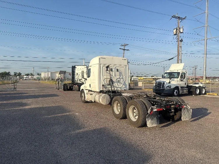 2020 Freightliner Cascadia in Dallas, TX — photo 5