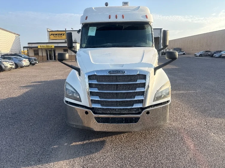 2020 Freightliner Cascadia in Dallas, TX — photo 2