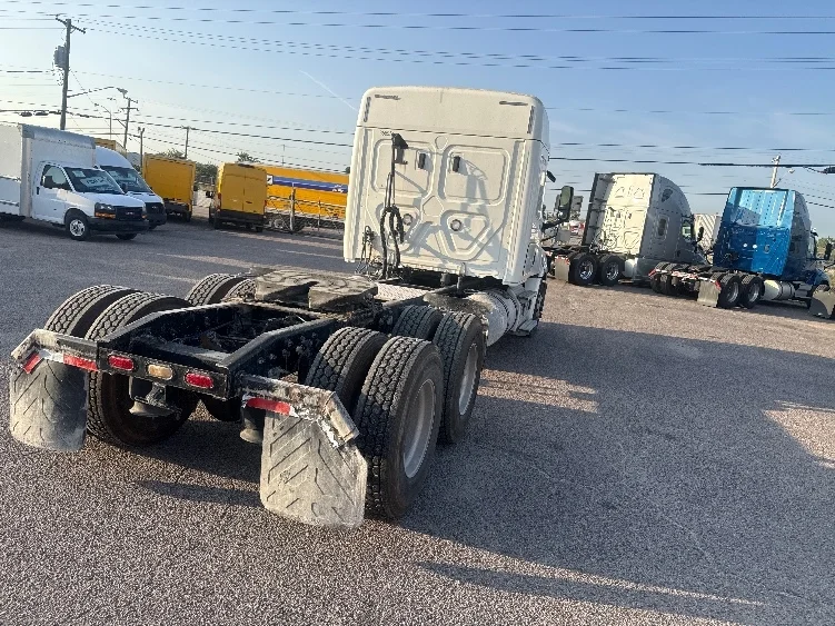 2020 Freightliner Cascadia in Dallas, TX — photo 7