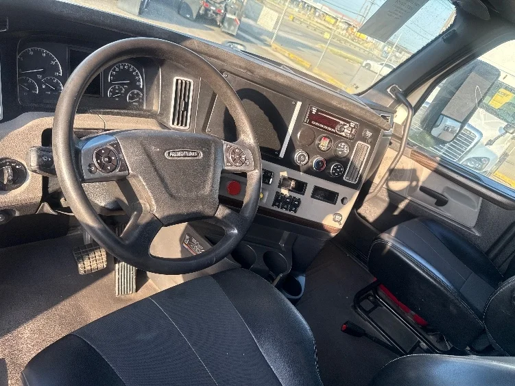 2020 Freightliner Cascadia in Dallas, TX — photo 10