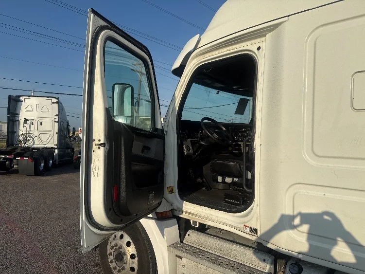 2020 Freightliner Cascadia in Dallas, TX — photo 9