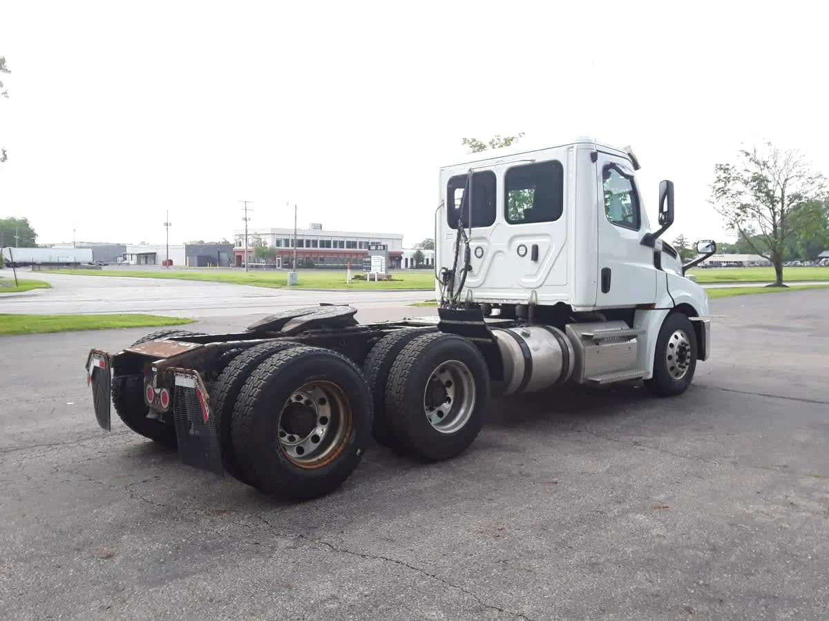 2020 Freightliner Cascadia in Hilliard, OH — photo 4