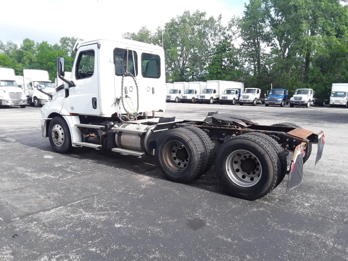 2020 Freightliner Cascadia in Hilliard, OH — photo 6
