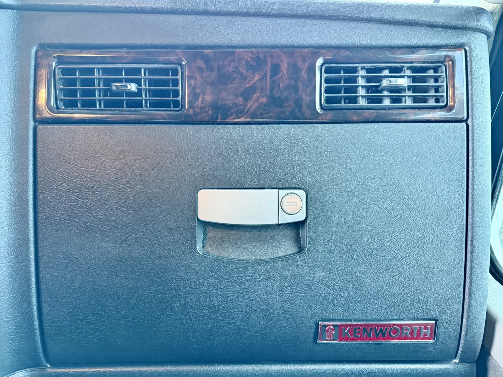 2012 Kenworth T800 - image 19