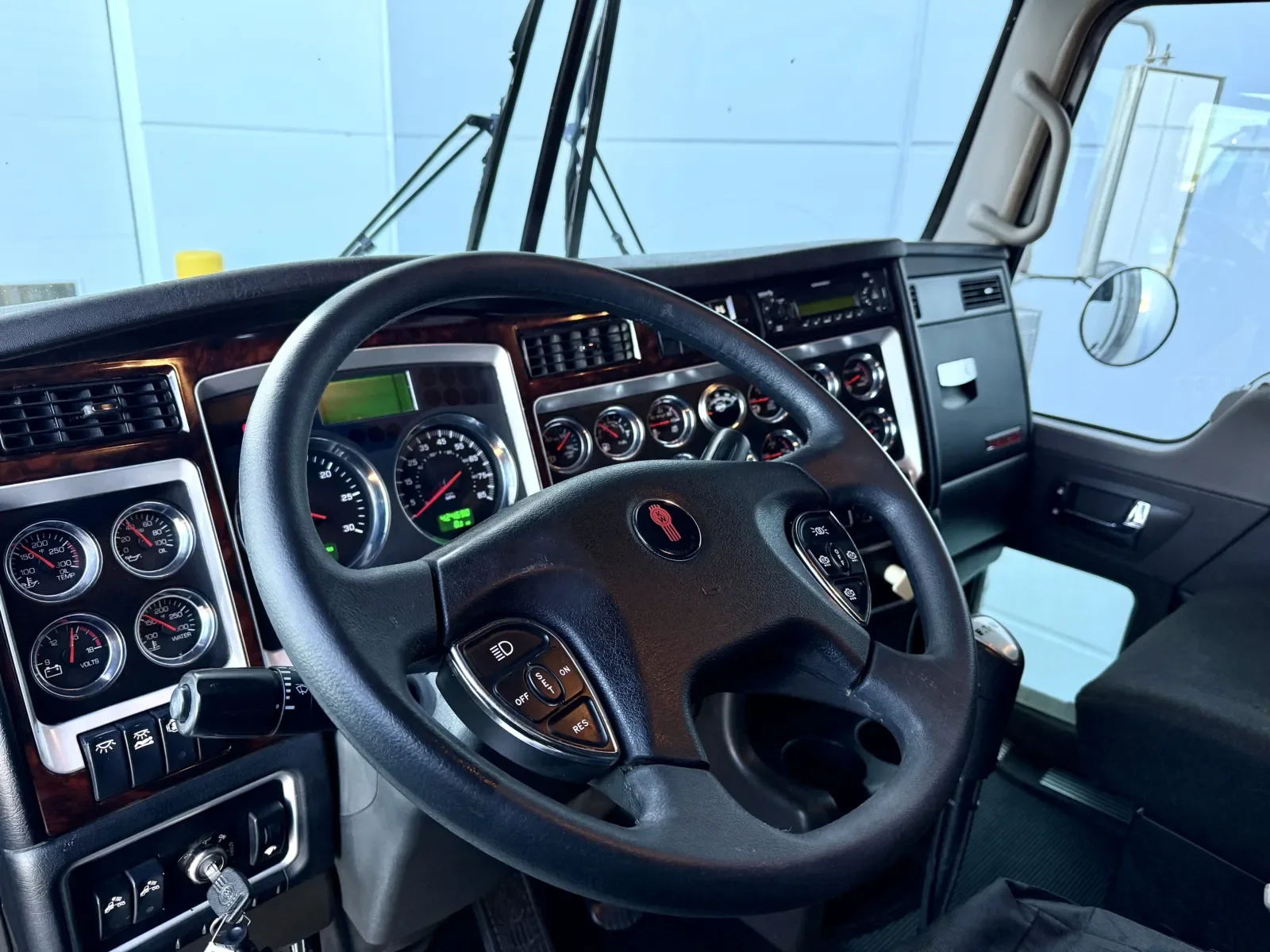 2012 Kenworth T800 - image 15