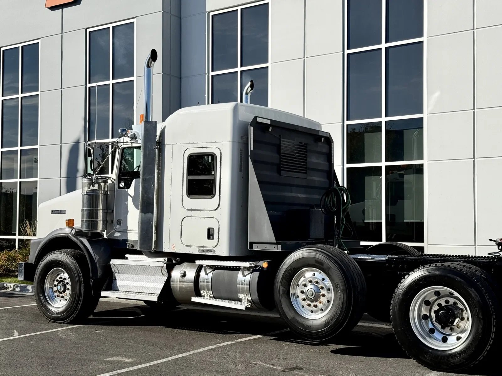 2012 Kenworth T800 - image 8
