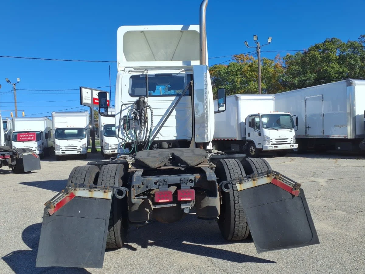 2021 International LT - image 5