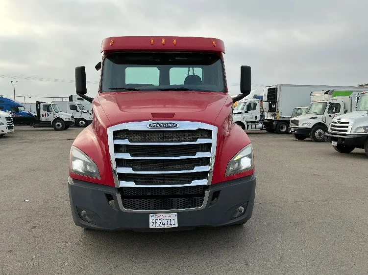 2019 Freightliner Cascadia in Fresno, CA — photo 2