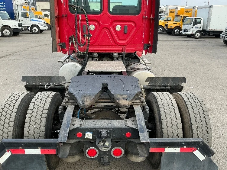 2019 Freightliner Cascadia in Fresno, CA — photo 6