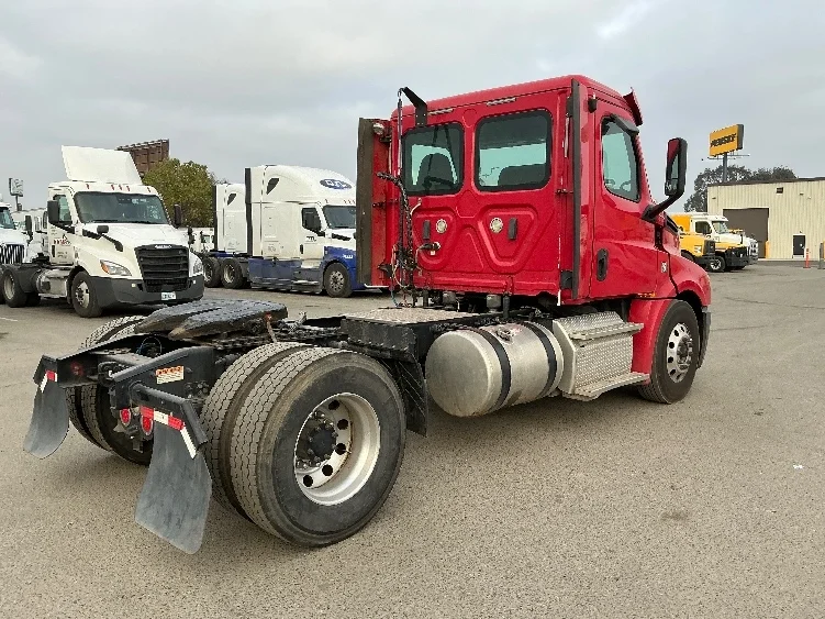 2019 Freightliner Cascadia in Fresno, CA — photo 7