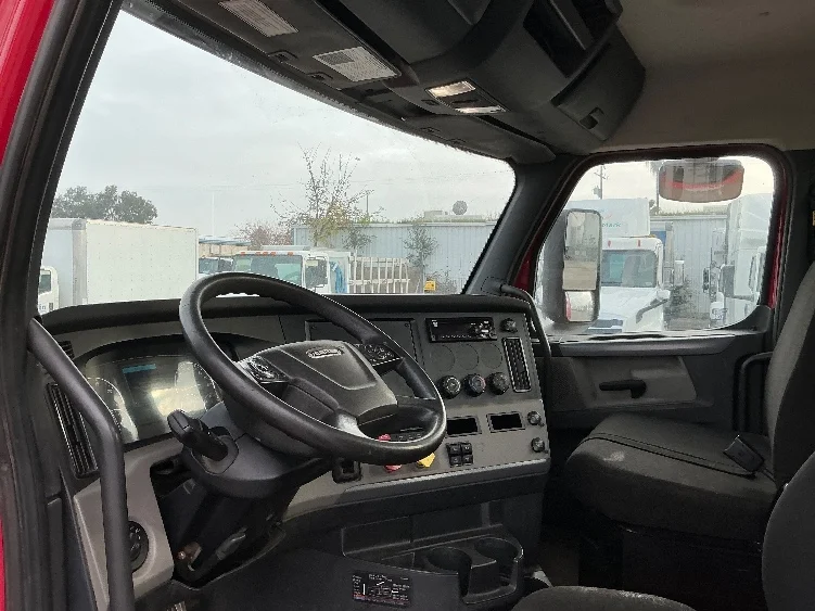 2019 Freightliner Cascadia in Fresno, CA — photo 10