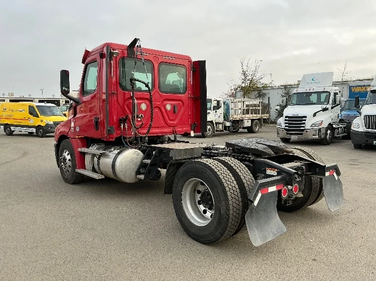 2019 Freightliner Cascadia in Fresno, CA — photo 5