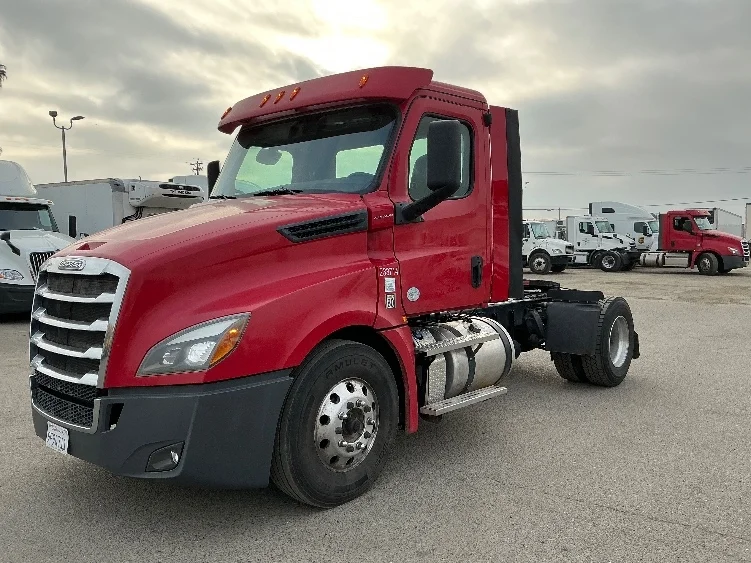 2019 Freightliner Cascadia in Fresno, CA — photo 3