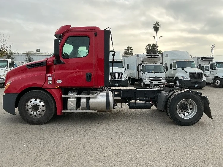 2019 Freightliner Cascadia in Fresno, CA — photo 4